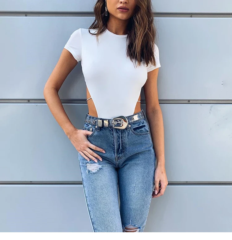 body blanc femme avec design moulant et découpe