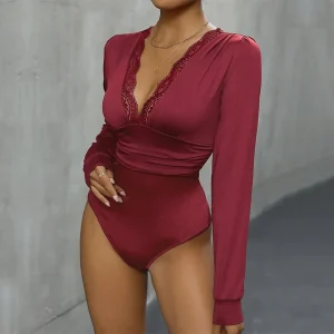 body femme habillé bordeaux col V à dentelle