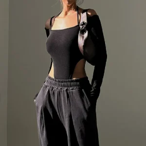 body femme noir décolleté épaules nues