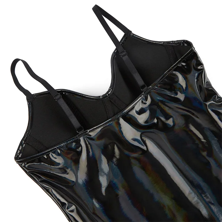 body femme moderne en cuir