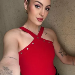 body femme rouge avec boutons métalliques