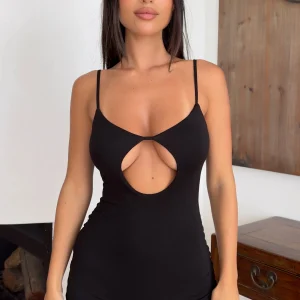 body short femme avec décolleté créatif