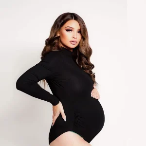 body femme enceinte noir col roulé