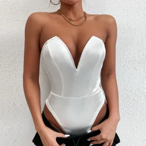 body femme à décolleté plongeant
