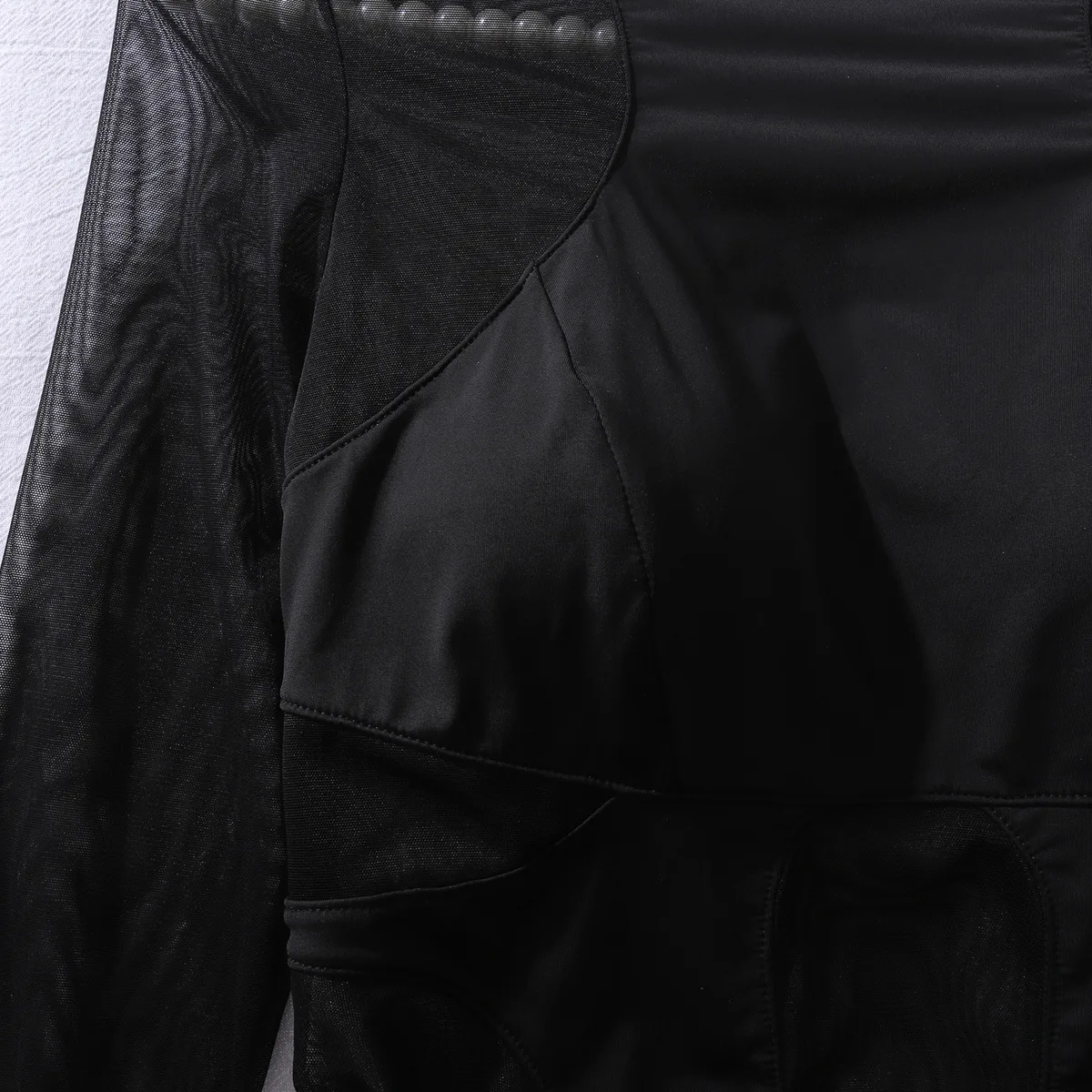 tenue raffinée en body noir avec empiècements
