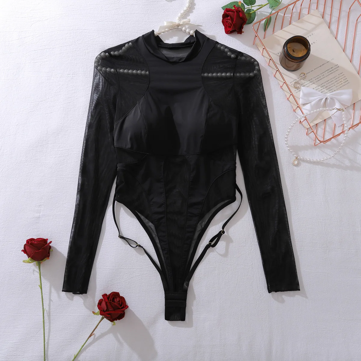 body noir avec empiècements délicats en matière transparente