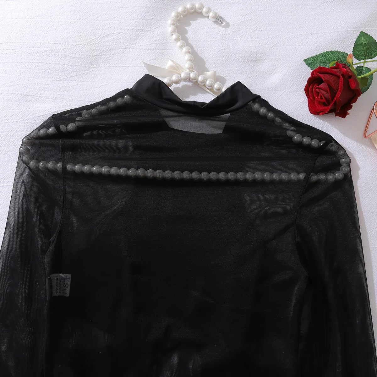 body noir séduisant avec transparences