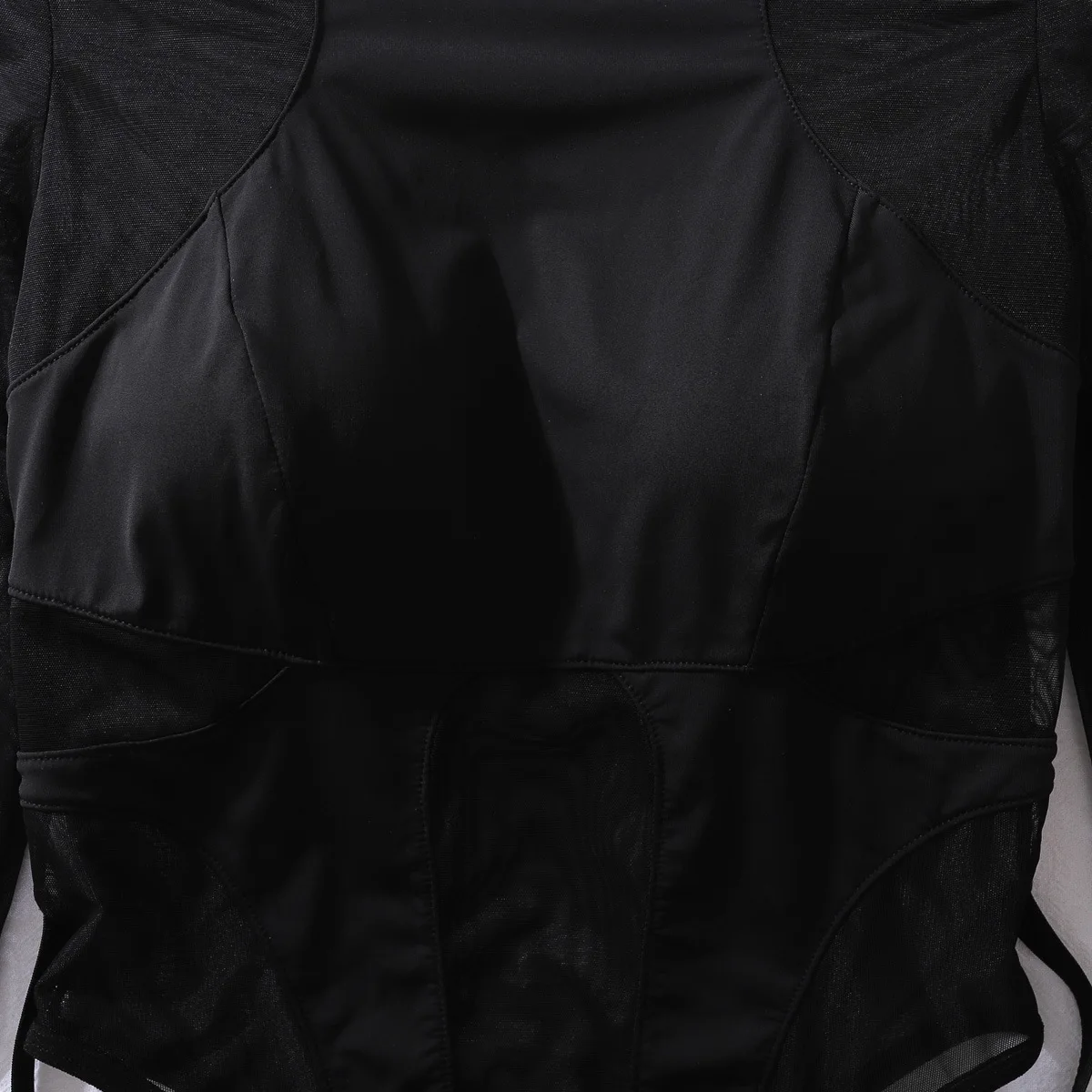 body fashion noir avec détails transparents