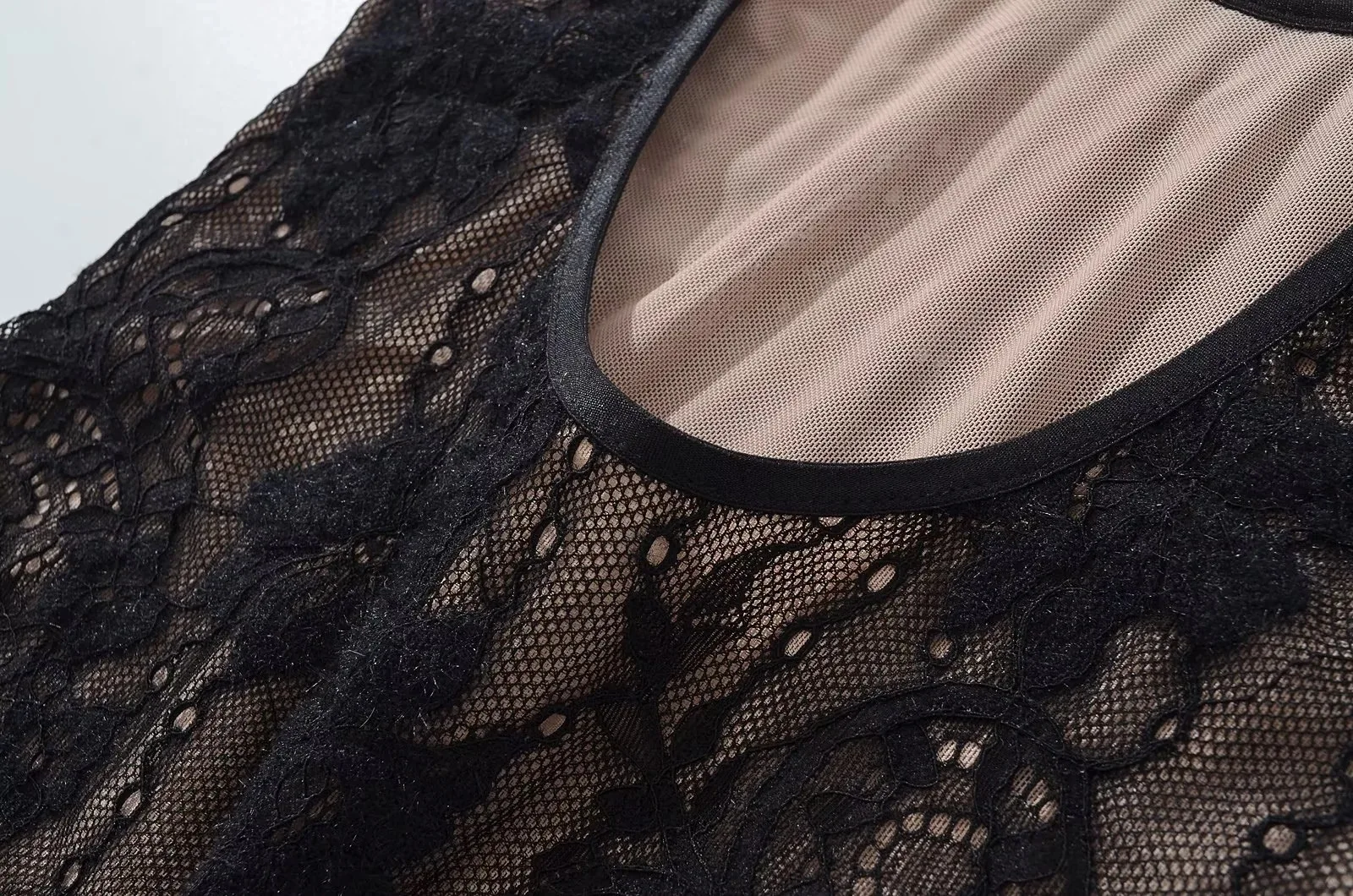 body inventif avec design en dentelle